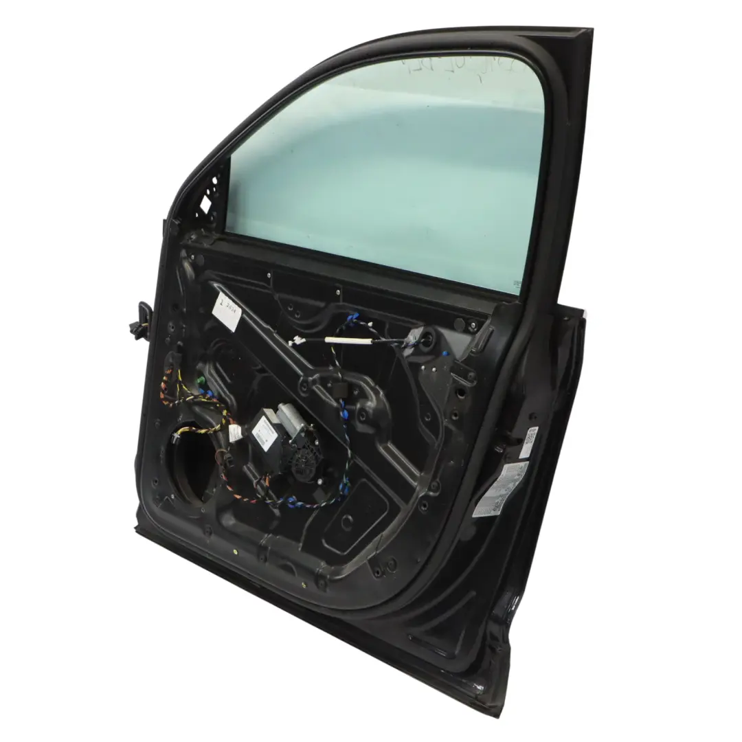 Drzwi Prawe Przednie Black Magic Pearl Czarny - C9Z do VW Volkswagen Touareg o numerze 7L0831056L VW Volkswagen Touareg Drzwi Prawe Przednie Black Magic Pearl Czarny - C9Z - SKU 7L0831056L-BLM - Numer Części 7L0831056L