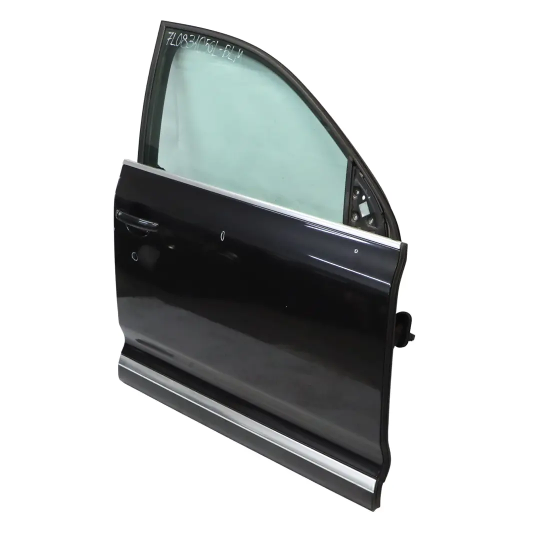 Drzwi Prawe Przednie Black Magic Pearl Czarny - C9Z do VW Volkswagen Touareg o numerze 7L0831056L VW Volkswagen Touareg Drzwi Prawe Przednie Black Magic Pearl Czarny - C9Z - SKU 7L0831056L-BLM - Numer Części 7L0831056L