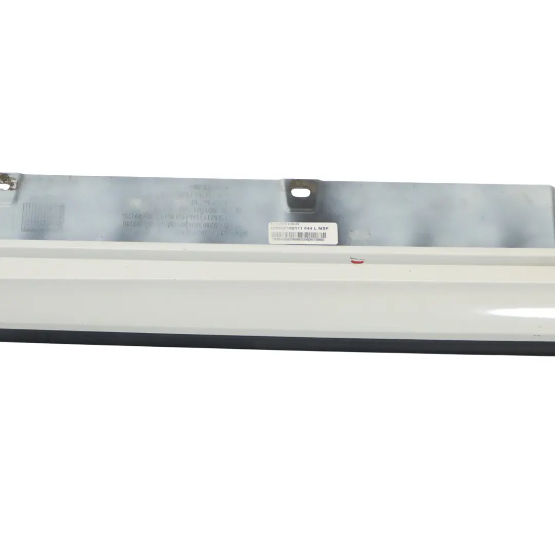 Listello sottoporta M Sport Gonna laterale sinistra Alpinweiss 3 - 300 per BMW F44 con numero di parte 8080945 BMW F44 Listello sottoporta M Sport Gonna laterale sinistra Alpinweiss 3 - 300 - SKU 8080945-AW - Numero di parte 8080945