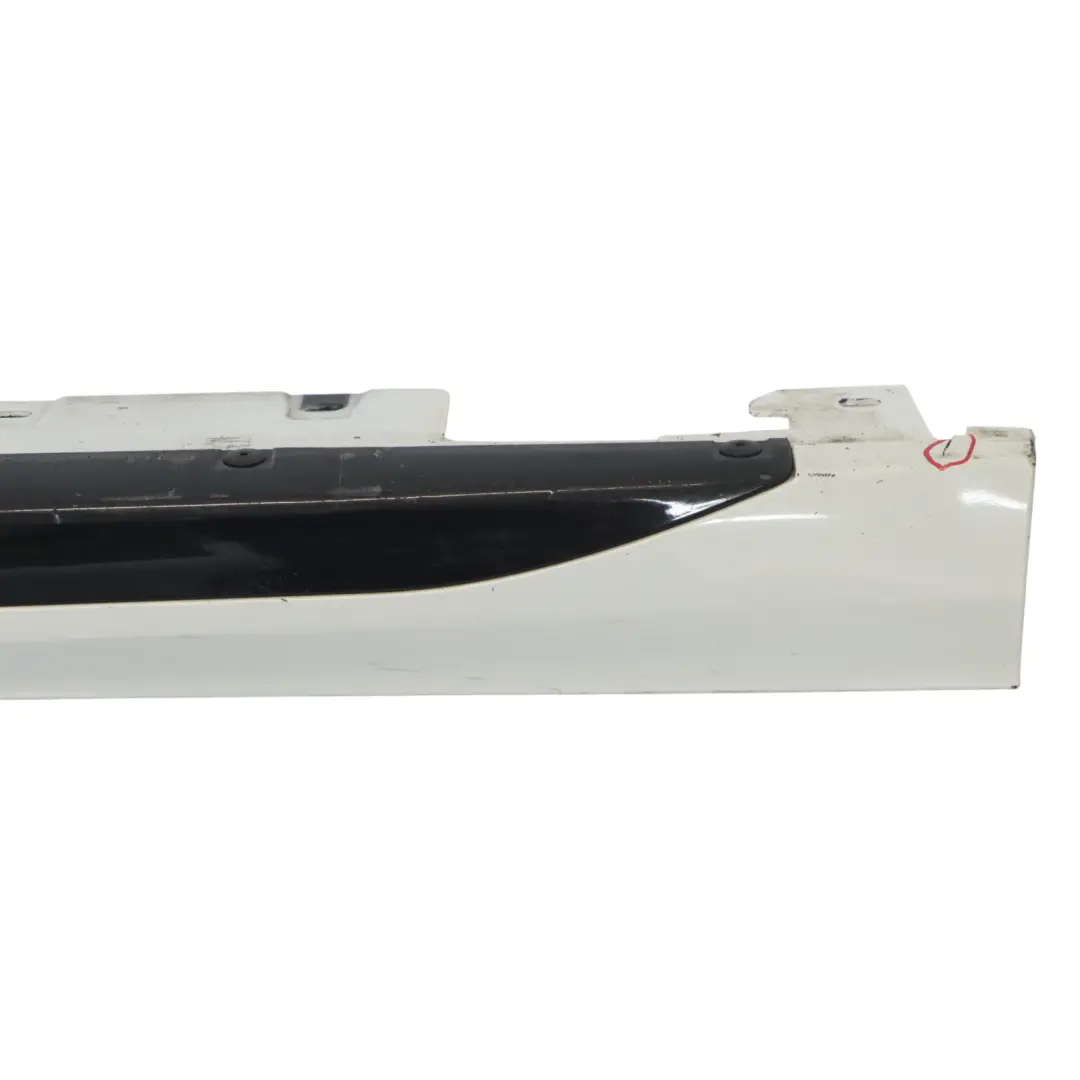 Listello sottoporta M Sport Gonna laterale sinistra Alpinweiss 3 - 300 per BMW F44 con numero di parte 8080945 BMW F44 Listello sottoporta M Sport Gonna laterale sinistra Alpinweiss 3 - 300 - SKU 8080945-AW - Numero di parte 8080945
