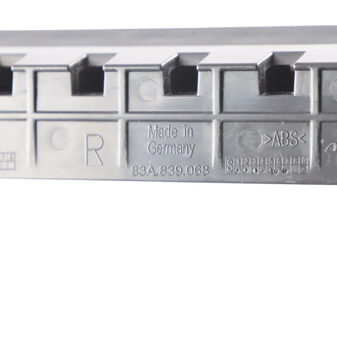 Guide Rail Garniture Vitre Arrière Droite pour Audi Q3 F3 à propos du numéro de pièce 83A839068 Audi Q3 F3 Guide Rail Garniture Vitre Arrière Droite - SKU 83A839068 - Numéro de pièce 83A839068