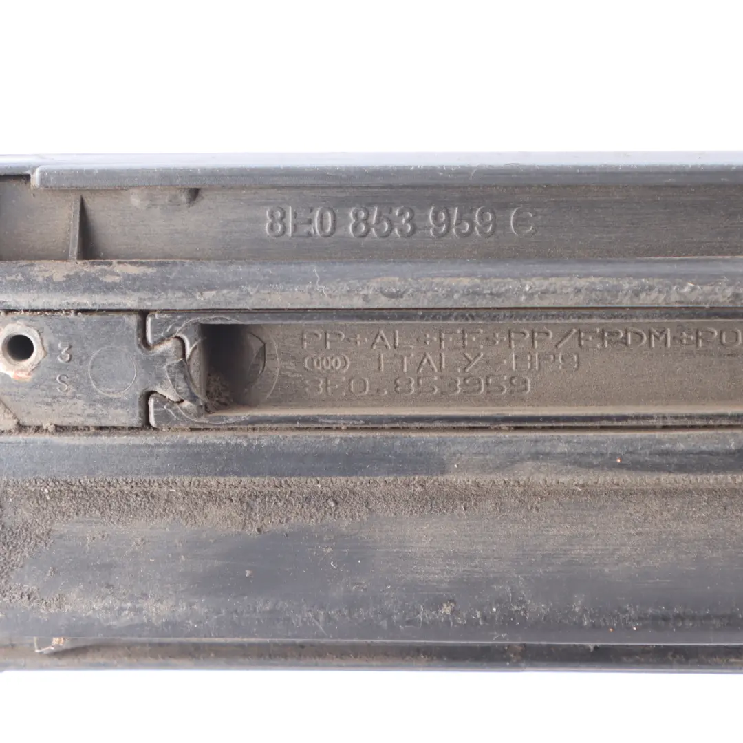 Audi A4 B7 Baguette De Porte Avant Gauche Finition Gris Dauphin Métallisé - X7Z - SKU 8E0853959C-DGM - Numéro de pièce 8E0853959C