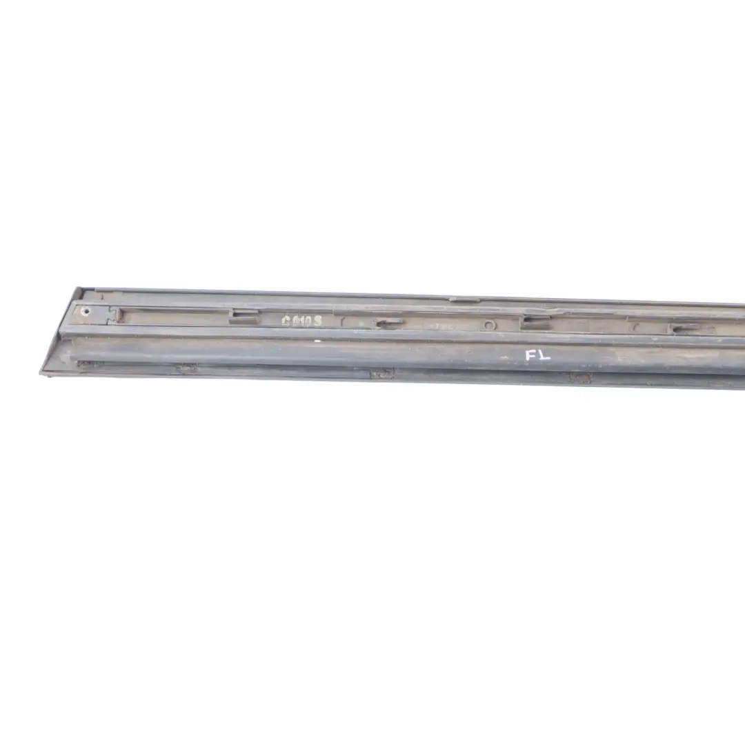 Audi A4 B7 Baguette De Porte Avant Gauche Finition Gris Dauphin Métallisé - X7Z - SKU 8E0853959C-DGM - Numéro de pièce 8E0853959C