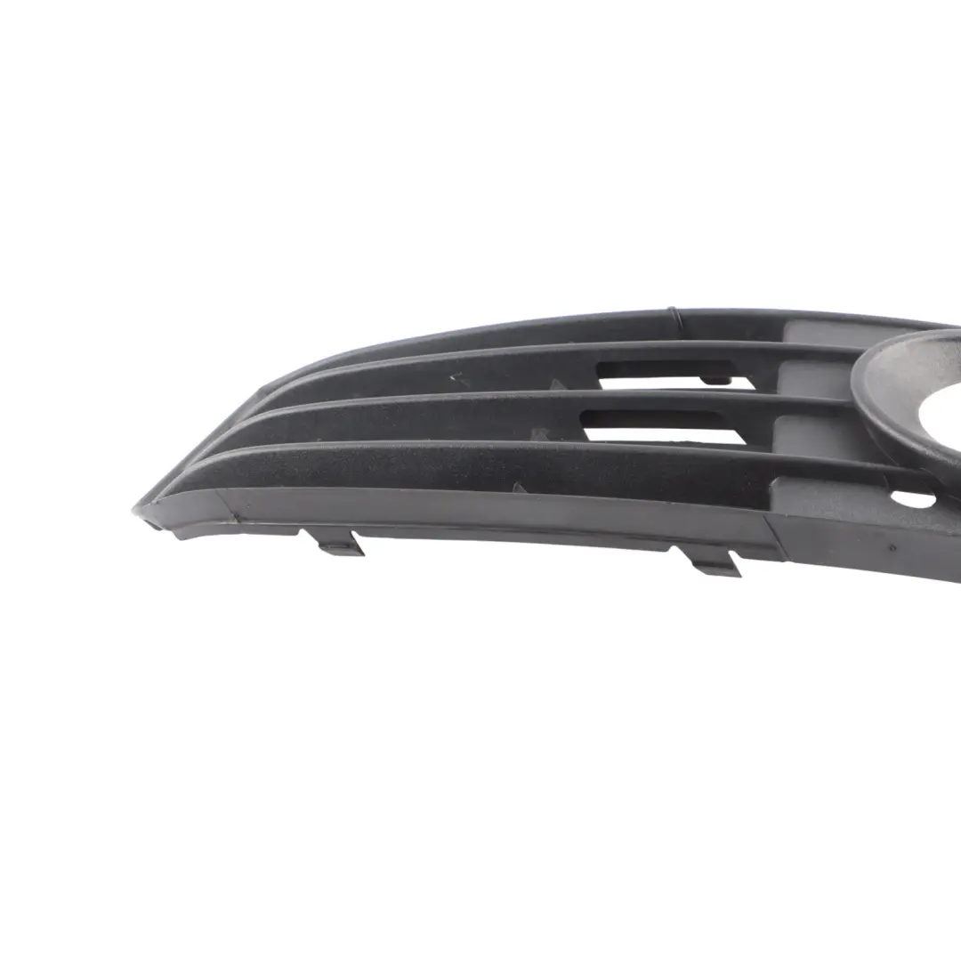 Kratka Atrapa Zderzaka Przedniego Prawa do Audi A4 B8 o numerze 8K0807682A Audi A4 B8 Kratka Atrapa Zderzaka Przedniego Prawa - SKU 8K0807682A - Numer Części 8K0807682A