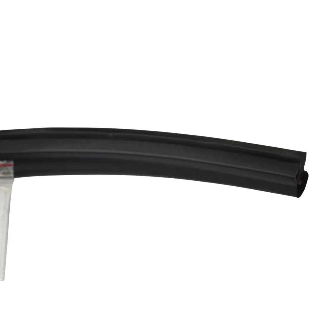 Audi A3 8P Joint d'étanchéité en caoutchouc sous le capot avant - SKU 8P0823731A - Numéro de pièce 8P0823731A