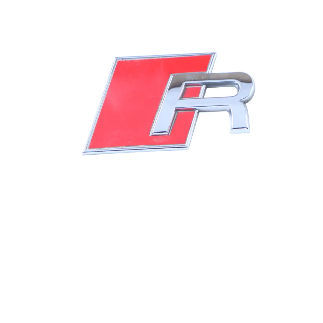 Emblema Adhesivo Portón Trasero Letras Cromadas para Audi A3 RS3 8V con número de pieza 8P0853740 Audi A3 RS3 8V Emblema Adhesivo Portón Trasero Letras Cromadas - SKU 8P0853740 - Número de pieza 8P0853740