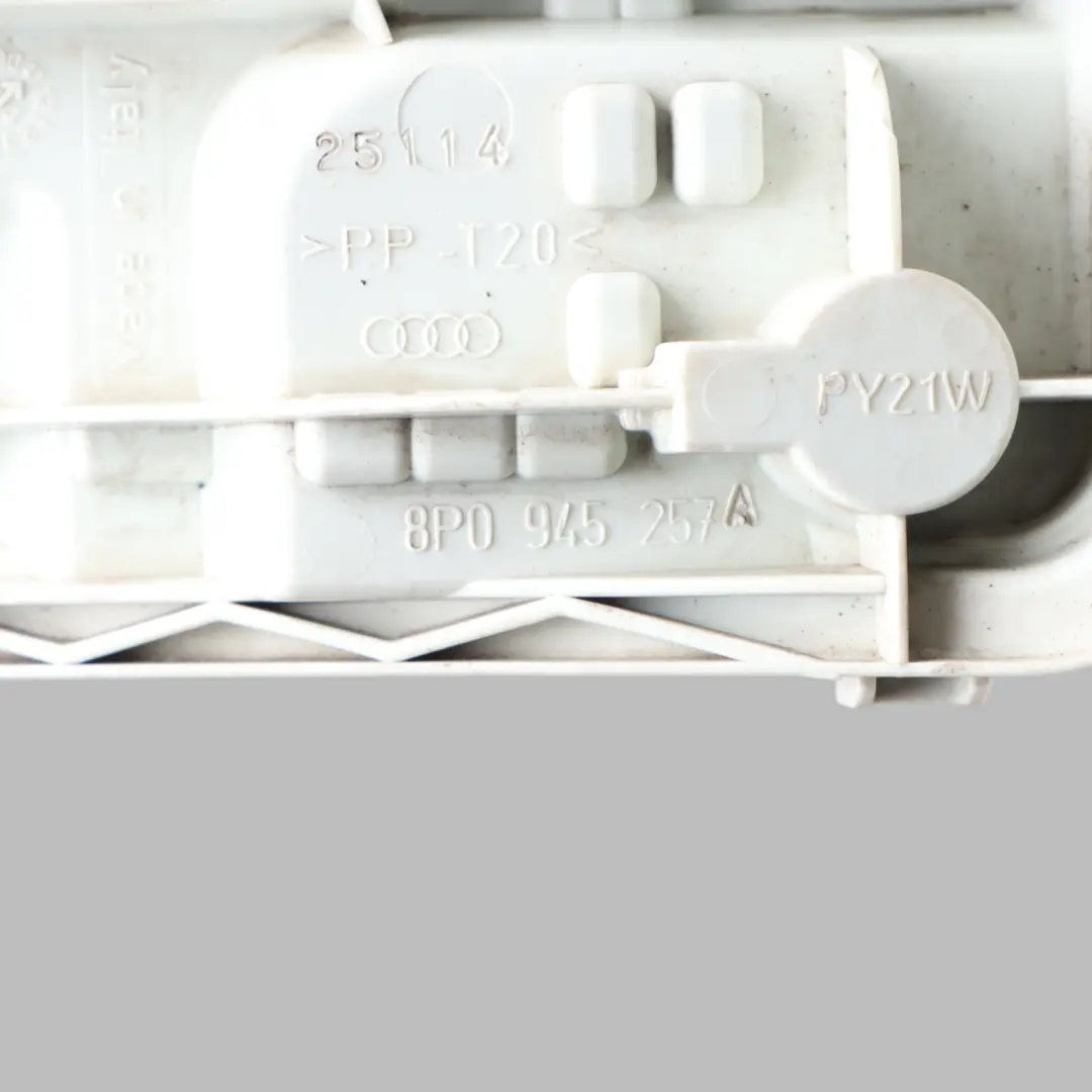 Porta Lampadine Posteriore Porta Posteriore Sinistra per Audi A3 8P con numero di parte 8P0945257A Audi A3 8P Porta Lampadine Posteriore Porta Posteriore Sinistra - SKU 8P0945257A - Numero di parte 8P0945257A