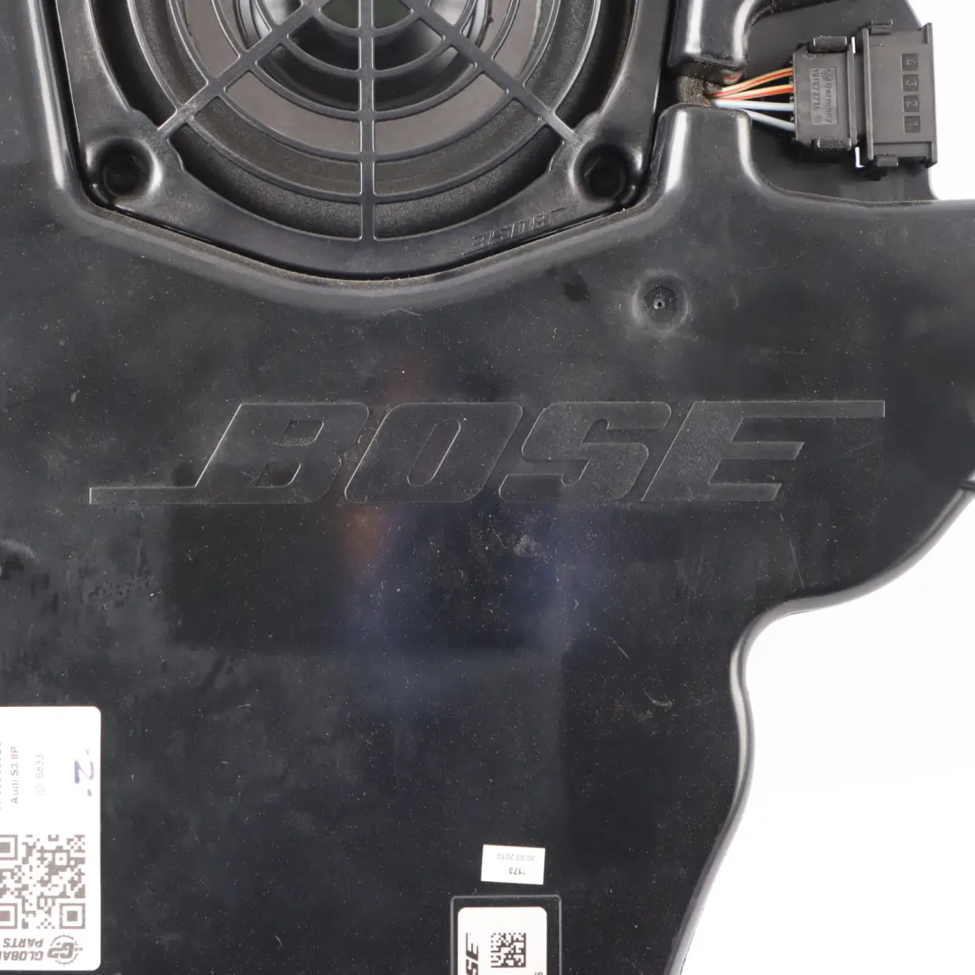 Głośnik Bose Subwoofer Tył Tylny Lewy do Audi S3 8P o numerze 8P3035382C Audi S3 8P Głośnik Bose Subwoofer Tył Tylny Lewy - SKU 8P3035382C - Numer Części 8P3035382C