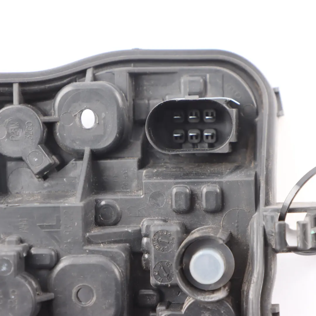 Uchwyt Żarówki Zewnętrznej Lampy Prawy Tył do Audi A3 8P o numerze 8P4945258D Audi A3 8P Uchwyt Żarówki Zewnętrznej Lampy Prawy Tył - SKU 8P4945258D - Numer Części 8P4945258D