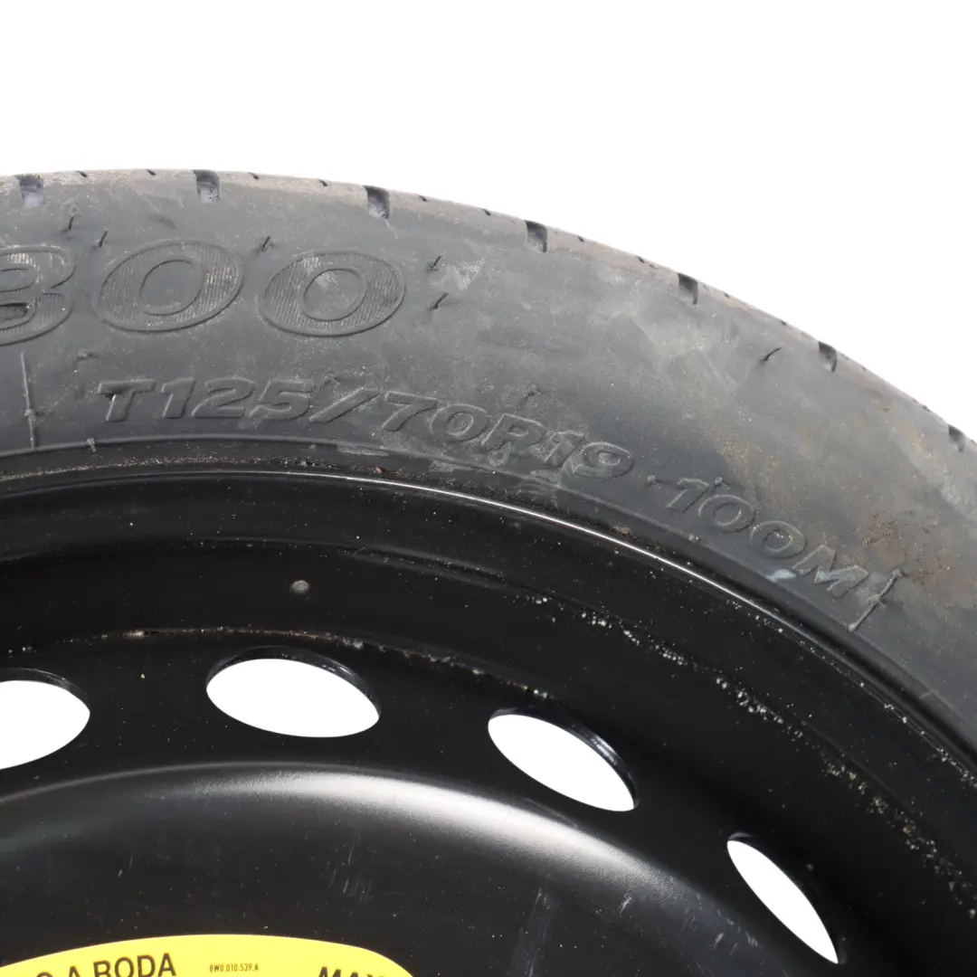 Ruota Scorta Salvaspazio R19 4J Hankook 125/70 ET22 per Audi S4 B9 Avant con numero di parte 8W0601027B Audi S4 B9 Avant Ruota Scorta Salvaspazio R19 4J Hankook 125/70 ET22 - SKU 8W0601027B - Numero di parte 8W0601027B