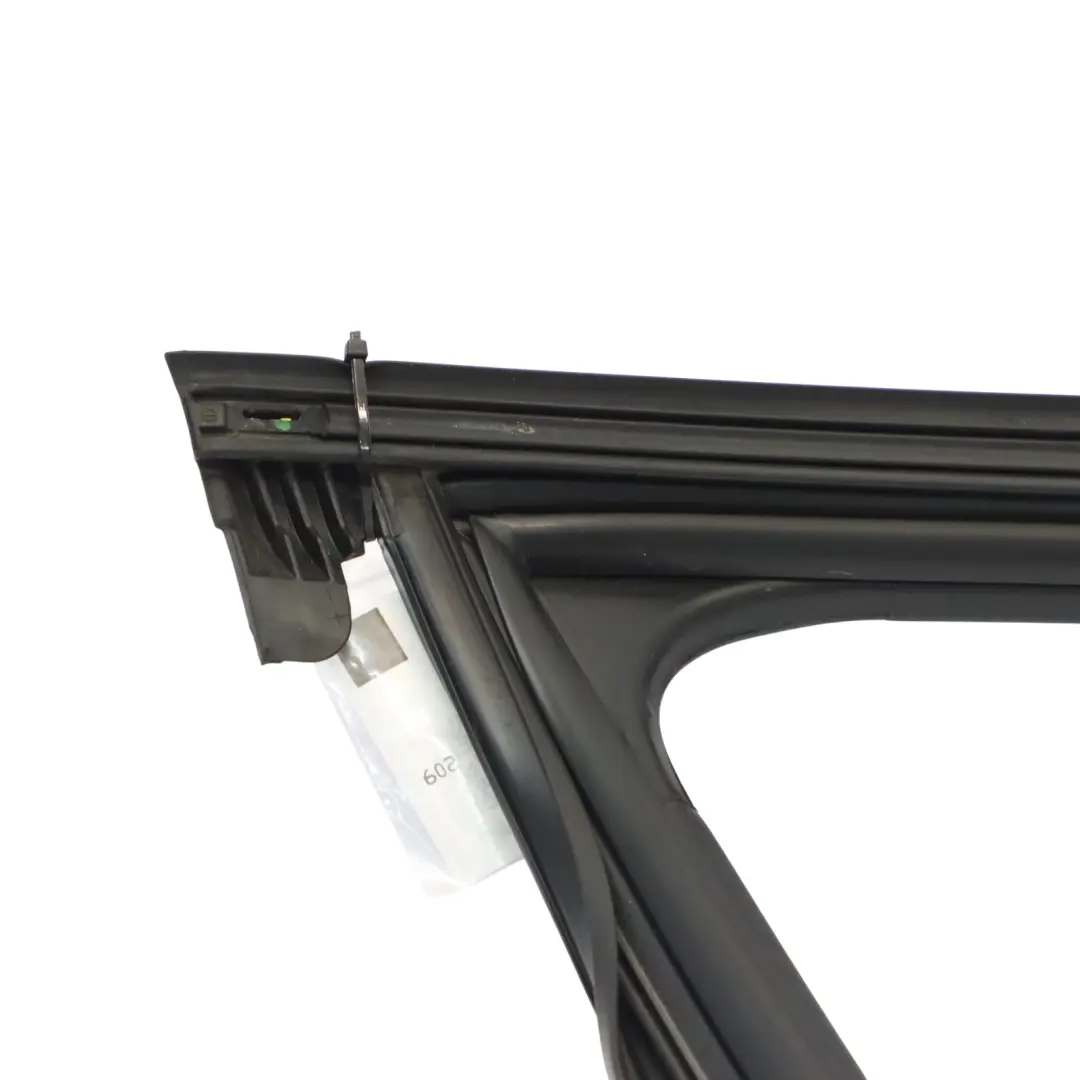 Telaio Guida Finestra Anteriore Destra Copertura Gomma per Audi A4 B9 con numero di parte 8W0837432D Audi A4 B9 Telaio Guida Finestra Anteriore Destra Copertura Gomma - SKU 8W0837432D - Numero di parte 8W0837432D