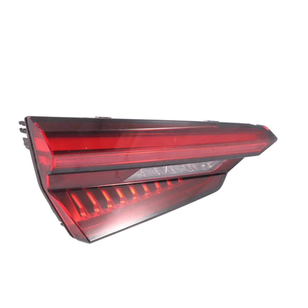 Fanale posteriore baule portellone luce interna sinistra per Audi A5 F5 con numero di parte 8W6945093J Audi A5 F5 Fanale posteriore baule portellone luce interna sinistra - SKU 8W6945093J - Numero di parte 8W6945093J