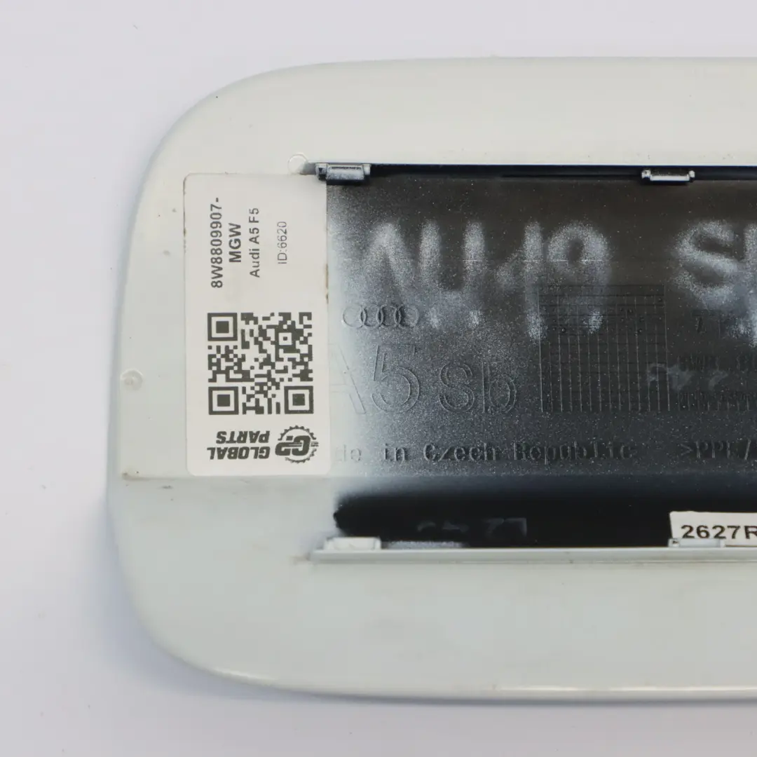 Sportello serbatoio carburante Coperchio bianco perla - S9R per Audi A5 F5 con numero di parte 8W8809907 Audi A5 F5 Sportello serbatoio carburante Coperchio bianco perla - S9R - SKU 8W8809907-MGW - Numero di parte 8W8809907