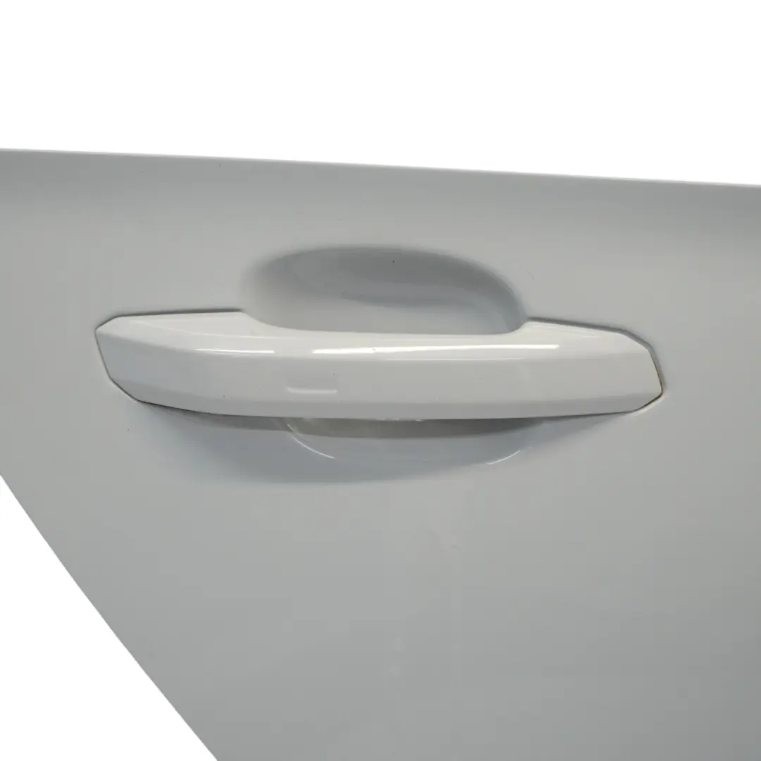 Puerta Trasera Derecha Panel Revestimiento Glacier White Pearl - S9R para Audi A5 F5 con número de pieza 8W8833052J Audi A5 F5 Puerta Trasera Derecha Panel Revestimiento Glacier White Pearl - S9R - SKU 8W8833052J-MGW - Número de pieza 8W8833052J