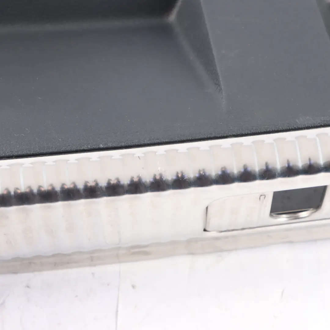 Cache De Verrouillage De Hayon Arrière Chromé pour Audi A5 F5 à propos du numéro de pièce 8W8864483C Audi A5 F5 Cache De Verrouillage De Hayon Arrière Chromé - SKU 8W8864483C - Numéro de pièce 8W8864483C