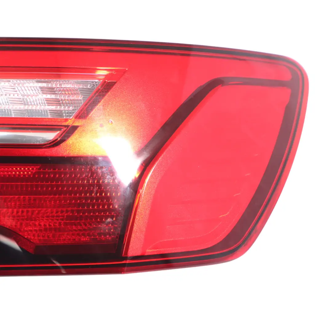 Fanale Posteriore Baule Lampada Coperchio Destra per Audi A4 B9 Avant con numero di parte 8W9945070AA Audi A4 B9 Avant Fanale Posteriore Baule Lampada Coperchio Destra - SKU 8W9945070AA - Numero di parte 8W9945070AA