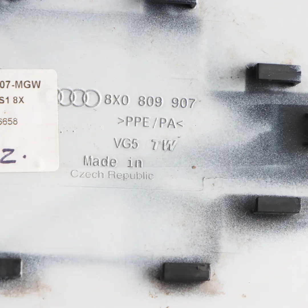 Audi A1 8X Osłona Klapka Wlewu Paliwa Biała - S9R - SKU 8X0809907-MGW - Numer Części 8X0809907