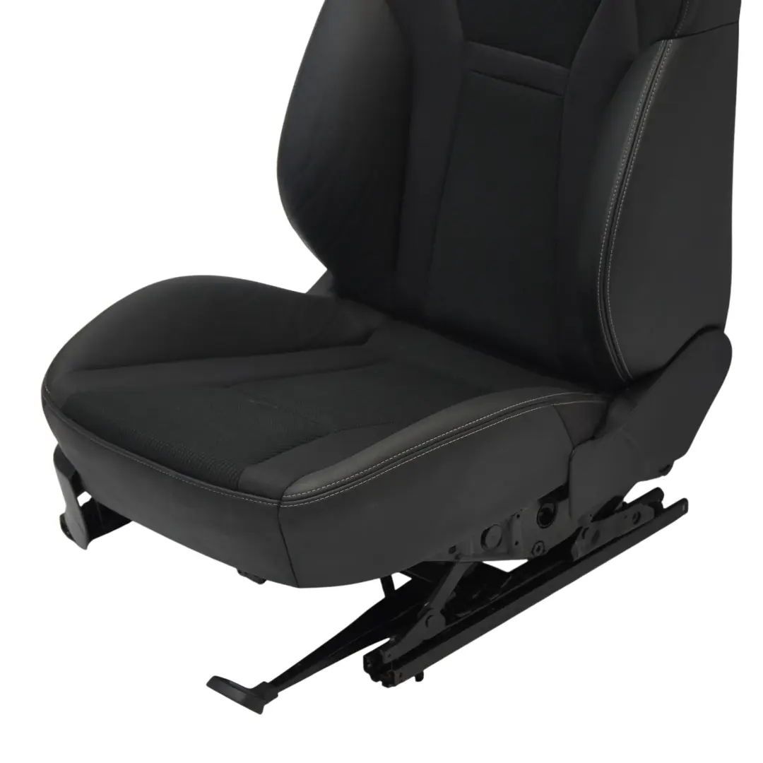 Asientos Deportivos Delanteros Derechos Semi Cuero Soul Silver para Audi A1 8X 3D con número de pieza 8X0881806AB Audi A1 8X 3D Asientos Deportivos Delanteros Derechos Semi Cuero Soul Silver - SKU 8X0881806AB-2 - Número de pieza 8X0881806AB