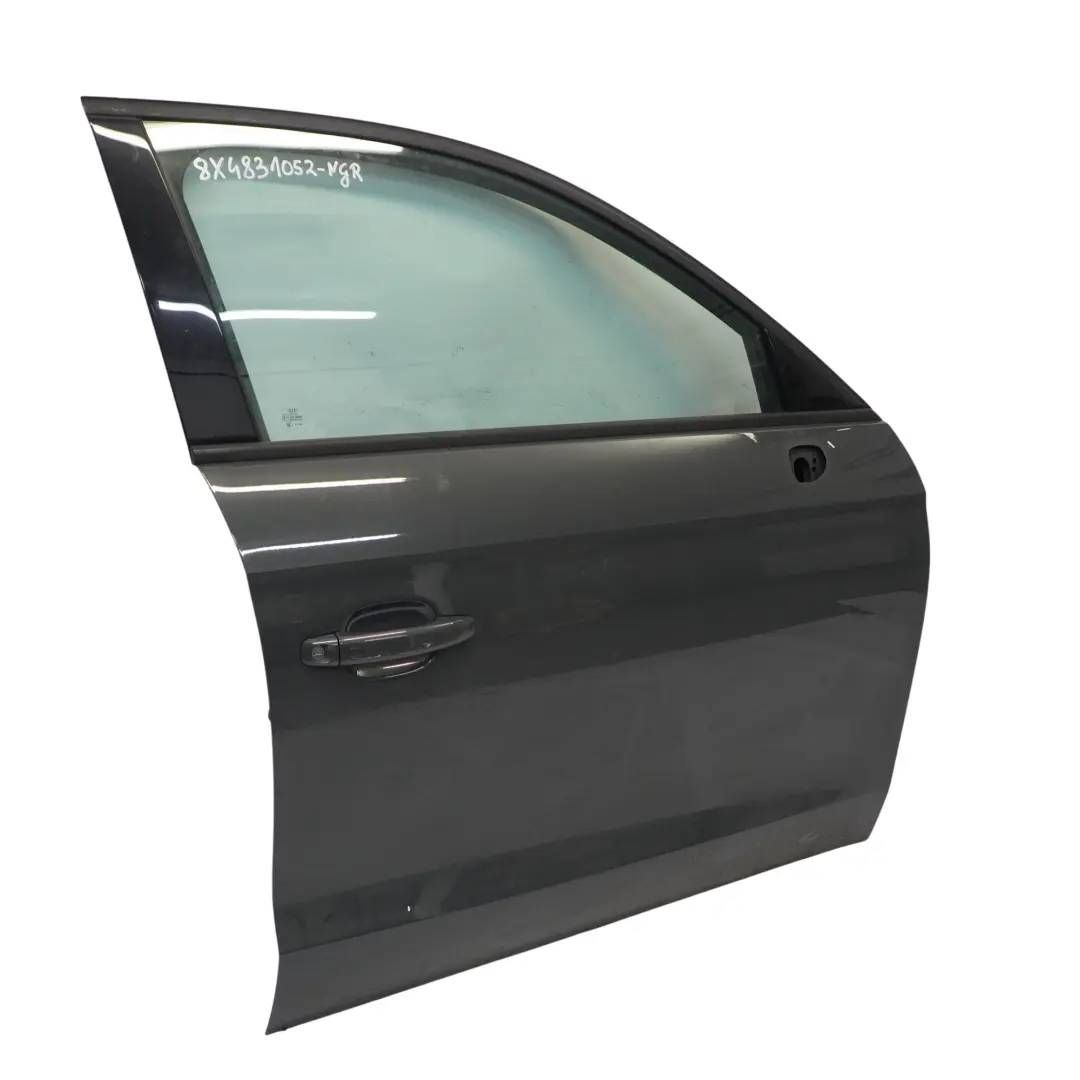 Puerta Delantera Derecha Nano Grey Gris Metalizado - X7M para Audi A1 8X con número de pieza 8X4831052A Audi A1 8X Puerta Delantera Derecha Nano Grey Gris Metalizado - X7M - SKU 8X4831052A-NGR - Número de pieza 8X4831052A