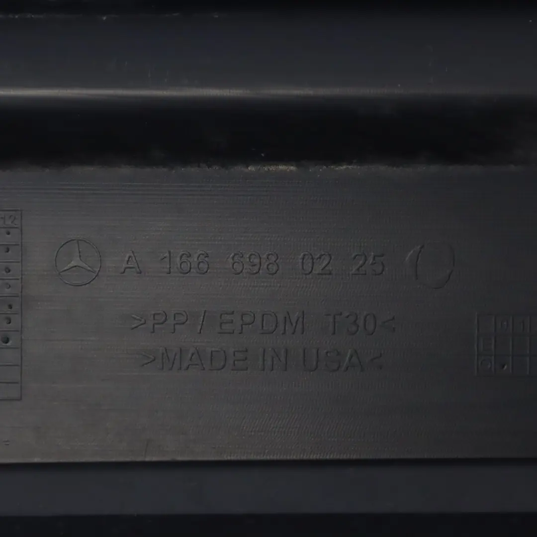 Piastra della soglia Rivestimento del coperchio destro per Mercedes W166 con numero di parte A1666900275 Mercedes W166 Piastra della soglia Rivestimento del coperchio destro - SKU A1666900275 - Numero di parte A1666900275