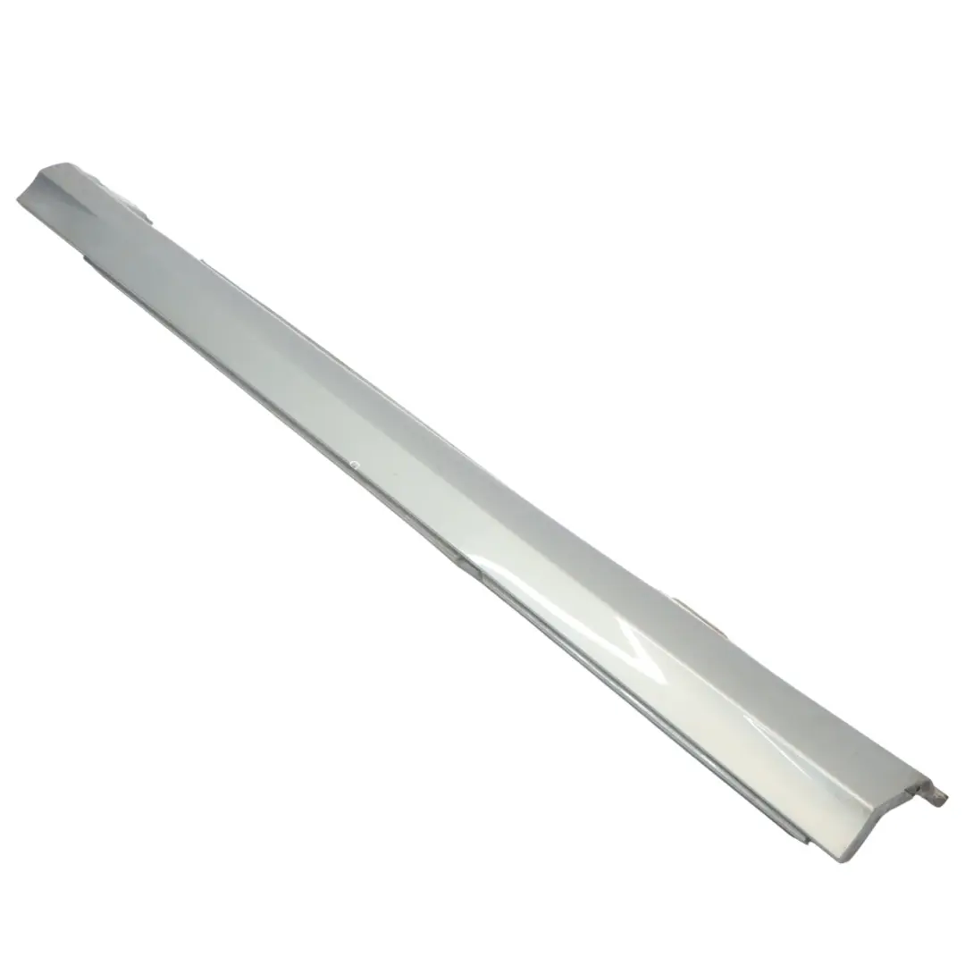 Faldón Lateral Tapa Umbral Puerta Derecha Plata Paladio 792 para Mercedes W204 con número de pieza A2046980454 Mercedes W204 Faldón Lateral Tapa Umbral Puerta Derecha Plata Paladio 792 - SKU A2046980454-PAL1 - Número de pieza A2046980454