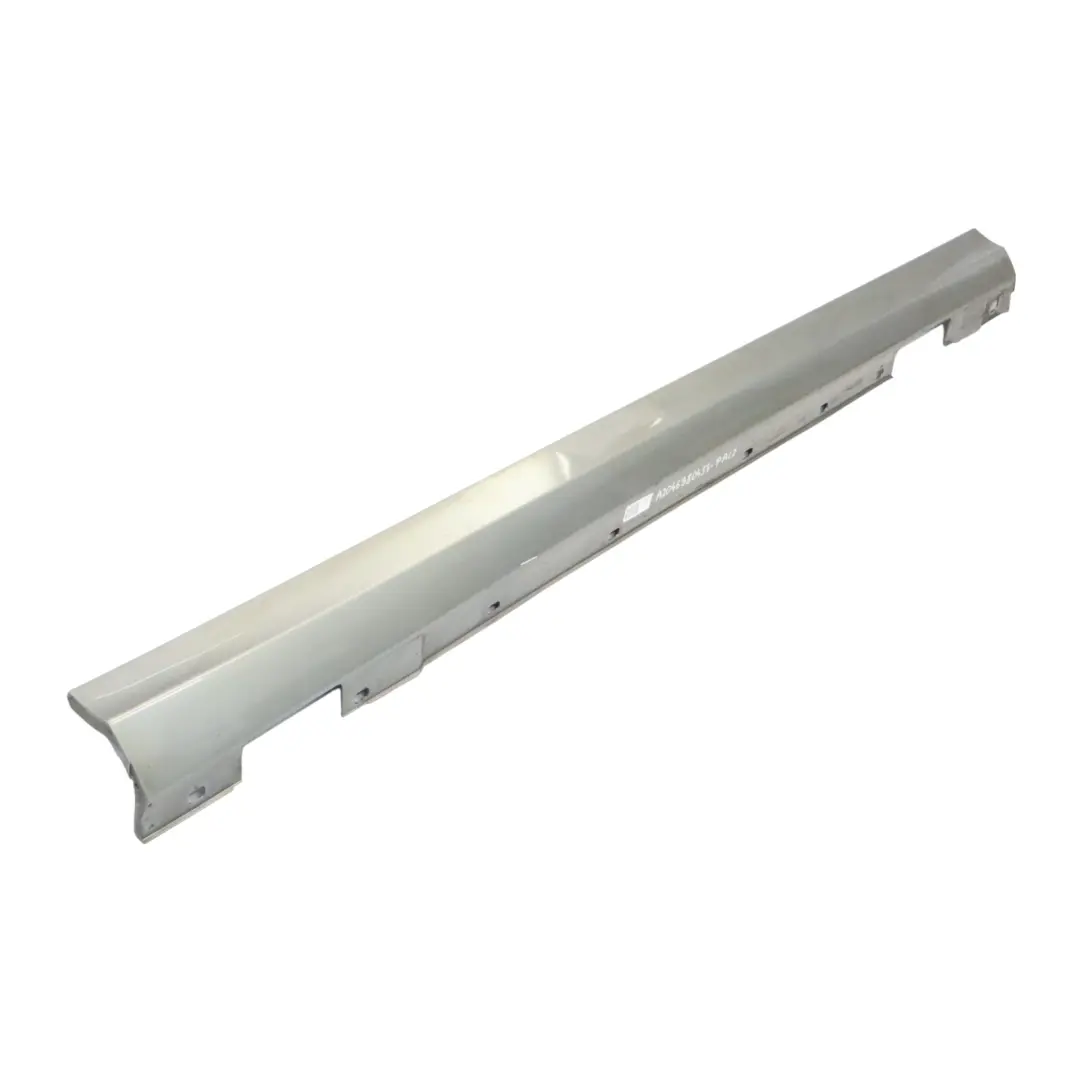 Faldón Lateral Cubre Umbral De Puerta Derecho Plata Paladio 792 para Mercedes W204 con número de pieza A2046980454 Mercedes W204 Faldón Lateral Cubre Umbral De Puerta Derecho Plata Paladio 792 - SKU A2046980454-PAL2 - Número de pieza A2046980454