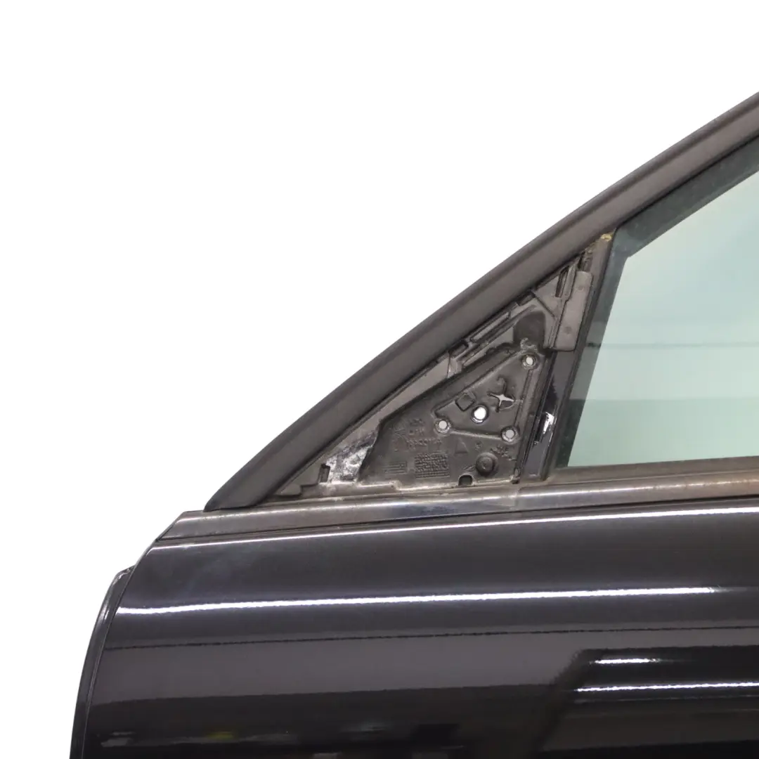 Puerta Delantera Izquierda Revestimiento Obsidian Black - 197 para Mercedes W204 con número de pieza A2047205900 Mercedes W204 Puerta Delantera Izquierda Revestimiento Obsidian Black - 197 - SKU A2047205900-OB1 - Número de pieza A2047205900