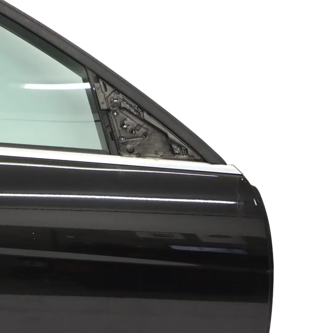 Puerta Delantera Derecha Revestimiento Obsidian Black Metallic 197 para Mercedes W204 con número de pieza A2047206000 Mercedes W204 Puerta Delantera Derecha Revestimiento Obsidian Black Metallic 197 - SKU A2047206000-OB - Número de pieza A2047206000