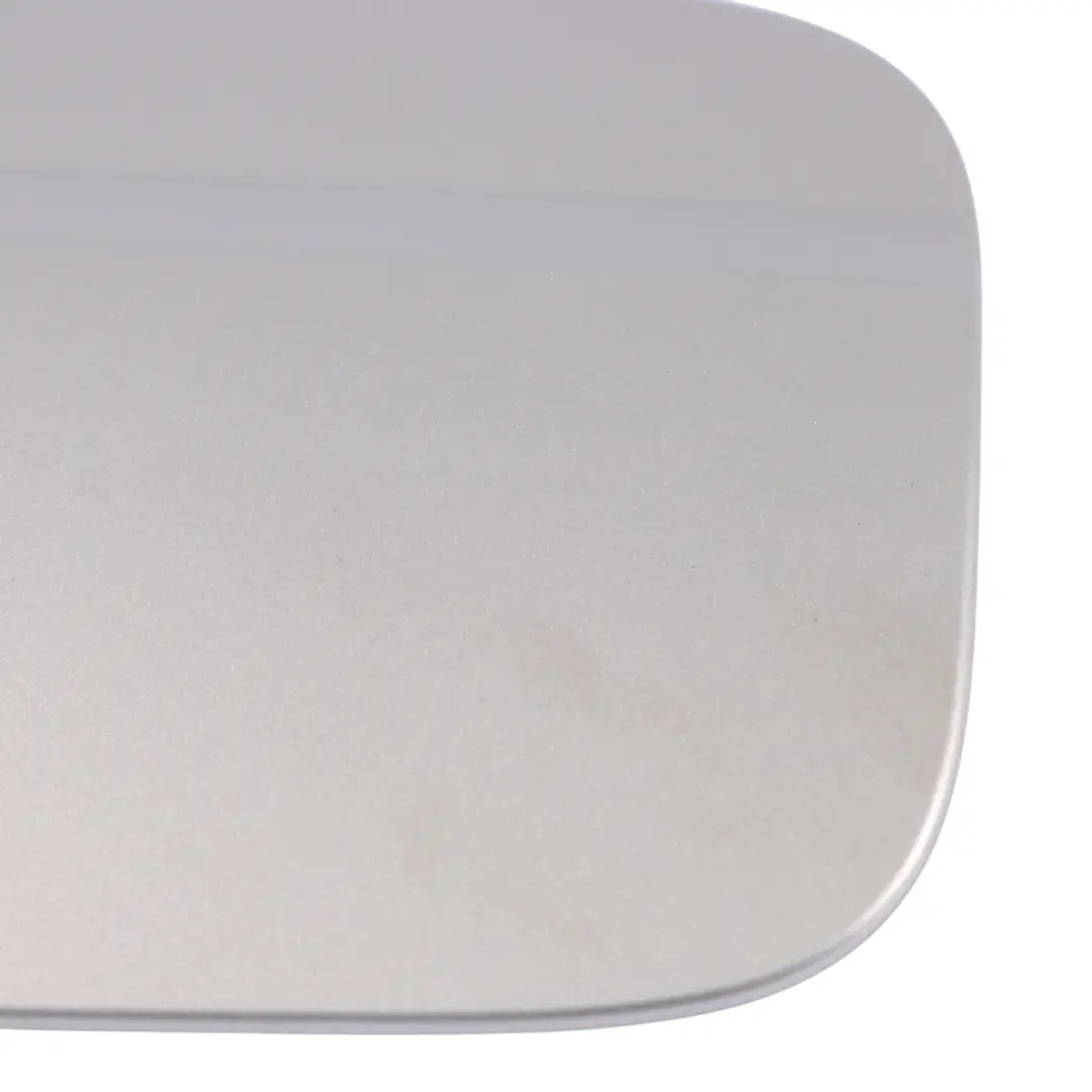 Klappen Abdeckung Iridiumsilber Metallic 775 für Mercedes W204 Tank mit Teilenummer A2047570006 Mercedes W204 Tank Klappen Abdeckung Iridiumsilber Metallic 775 - SKU A2047570006-IRS - Teilenummer A2047570006