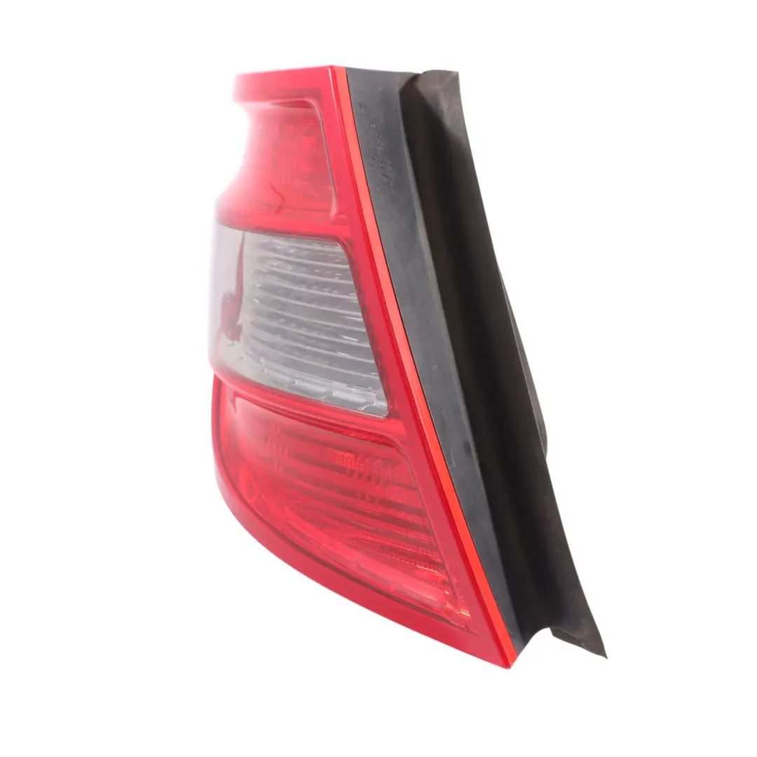 Lampa Lewy Tył Tylna Klapy Bagażnika do Mercedes W204 o numerze A2049069302 Mercedes W204 Lampa Lewy Tył Tylna Klapy Bagażnika - SKU A2049069302 - Numer Części A2049069302