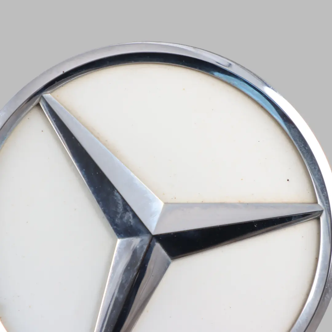 Emblème Couvercle Coffre Arrière Blanc Polaire - 149 pour Mercedes C205 à propos du numéro de pièce A2058100018 Mercedes C205 Emblème Couvercle Coffre Arrière Blanc Polaire - 149 - SKU A2058100018-POL - Numéro de pièce A2058100018