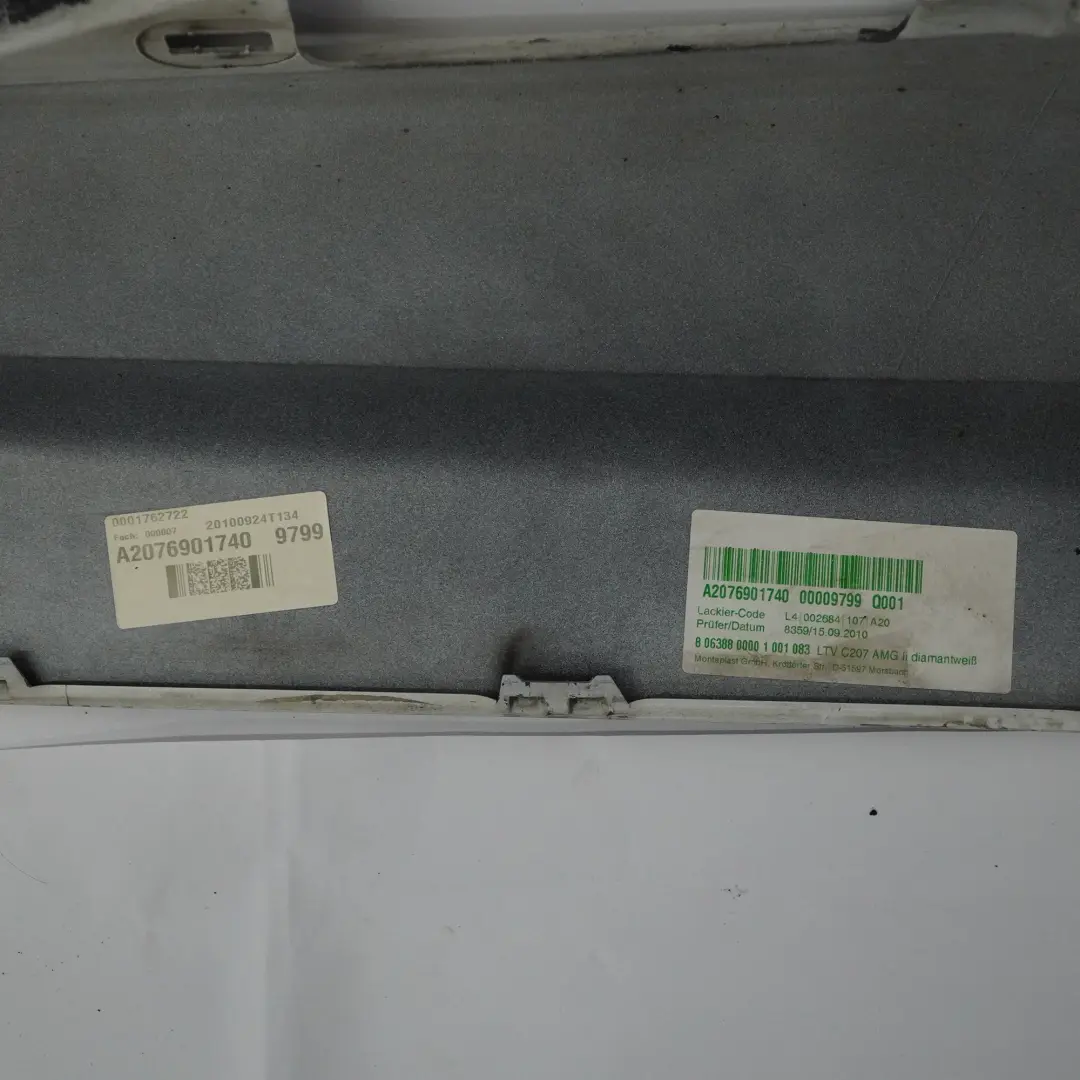 W207 Faldón Lateral Puerta AMG Izquierdo Invertido Blanco Diamante 799 para Mercedes con número de pieza A2076981354 Mercedes W207 Faldón Lateral Puerta AMG Izquierdo Invertido Blanco Diamante 799 - SKU A2076981354-DWM - Número de pieza A2076981354