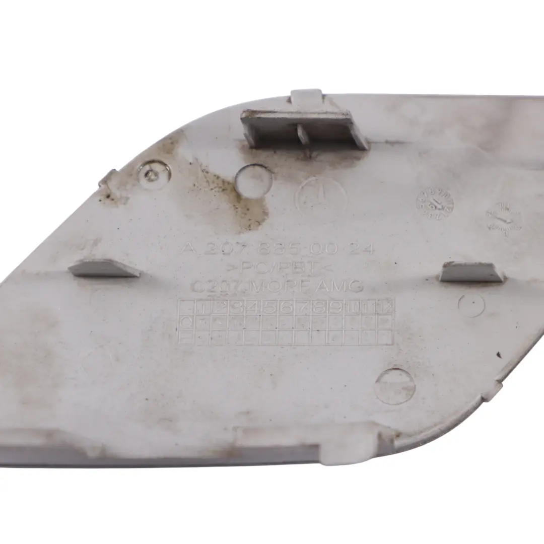 Embellecedor aleta argolla parachoques delantero plata paladio-792 para Mercedes C207 con número de pieza A2078850024 Mercedes C207 Embellecedor aleta argolla parachoques delantero plata paladio-792 - SKU A2078850024-PAL - Número de pieza A2078850024