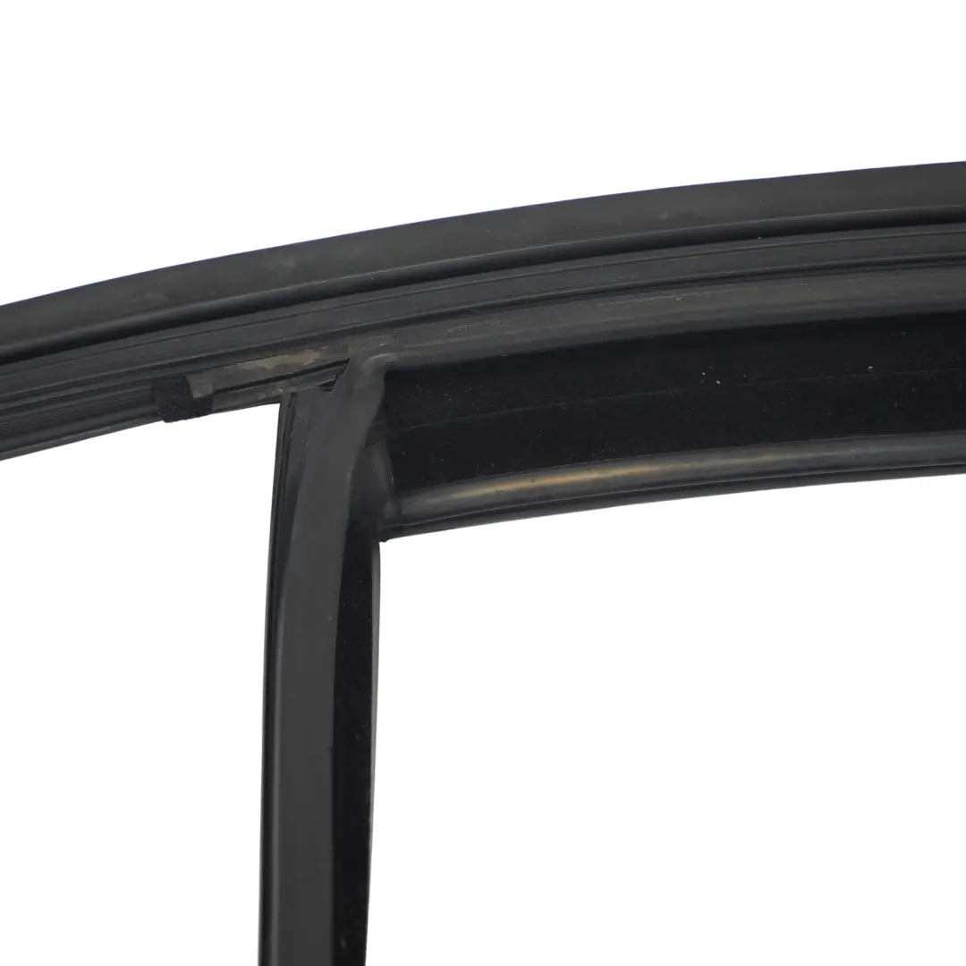 Mercedes W213 Joint porte fenêtre arrière droite Guide Cadre - SKU A2137357400-1 - Numéro de pièce A2137357400