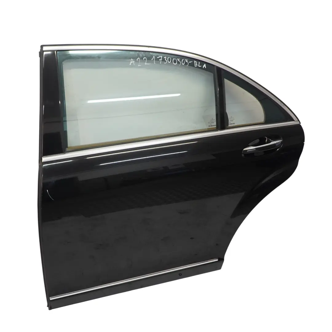 Revêtement de porte arrière gauche longue Schwarz Black - 040 pour Mercedes W221 à propos du numéro de pièce A2217300505 Mercedes W221 Revêtement de porte arrière gauche longue Schwarz Black - 040 - SKU A2217300505-BLA - Numéro de pièce A2217300505