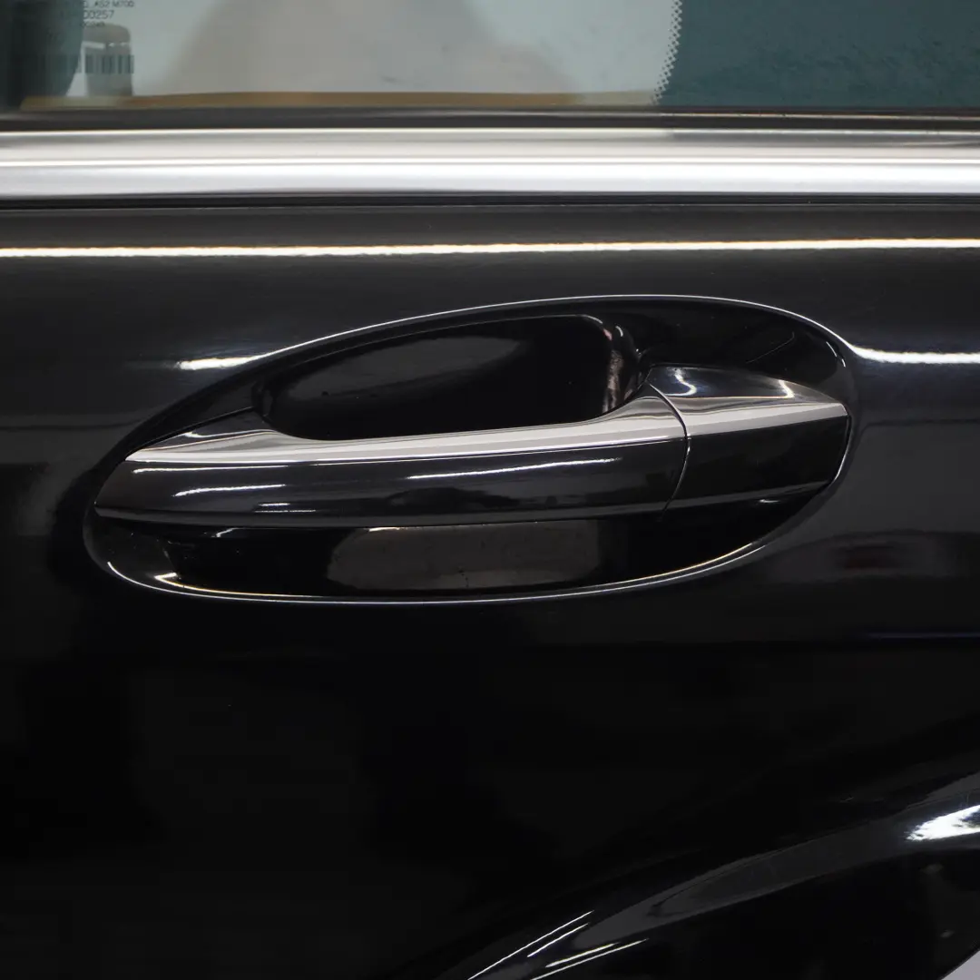 Rivestimento porta posteriore sinistra lunga Schwarz Black - 040 per Mercedes W221 con numero di parte A2217300505 Mercedes W221 Rivestimento porta posteriore sinistra lunga Schwarz Black - 040 - SKU A2217300505-BLA - Numero di parte A2217300505