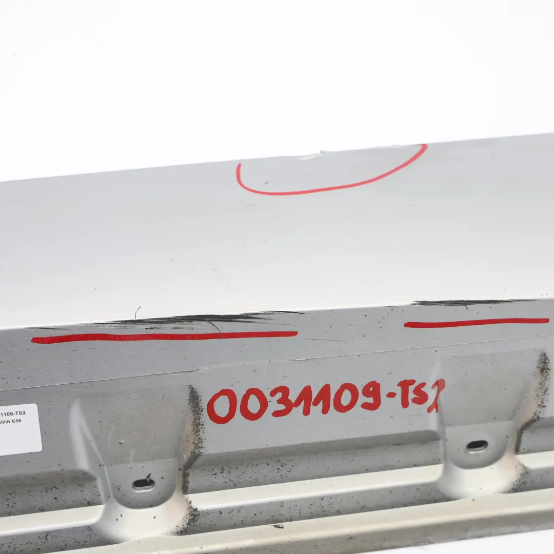 Izquierda Sill Tira lateral faldon Panel Titansilber Plata - 354 para BMW Z4 E85 E86 con número de pieza 0031109 BMW Z4 E85 E86 Izquierda Sill Tira lateral faldon Panel Titansilber Plata - 354 - SKU 0031109-TS2 - Número de pieza 0031109