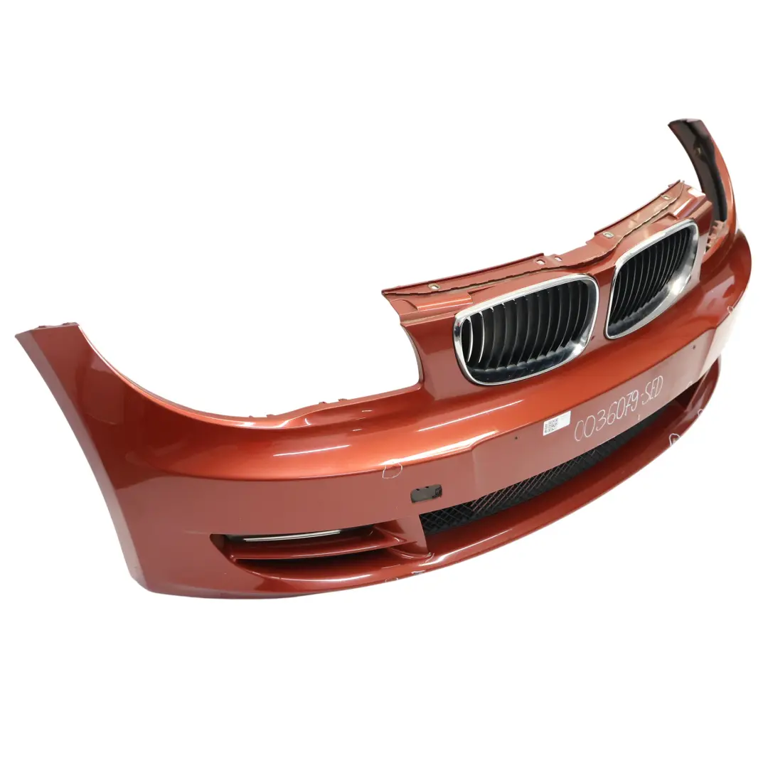 Zderzak Przedni Sedonarot Czerwony Metalik - A79 do BMW E82 E88 o numerze 0036079 BMW E82 E88 Zderzak Przedni Sedonarot Czerwony Metalik - A79 - SKU 0036079-SED - Numer Części 0036079