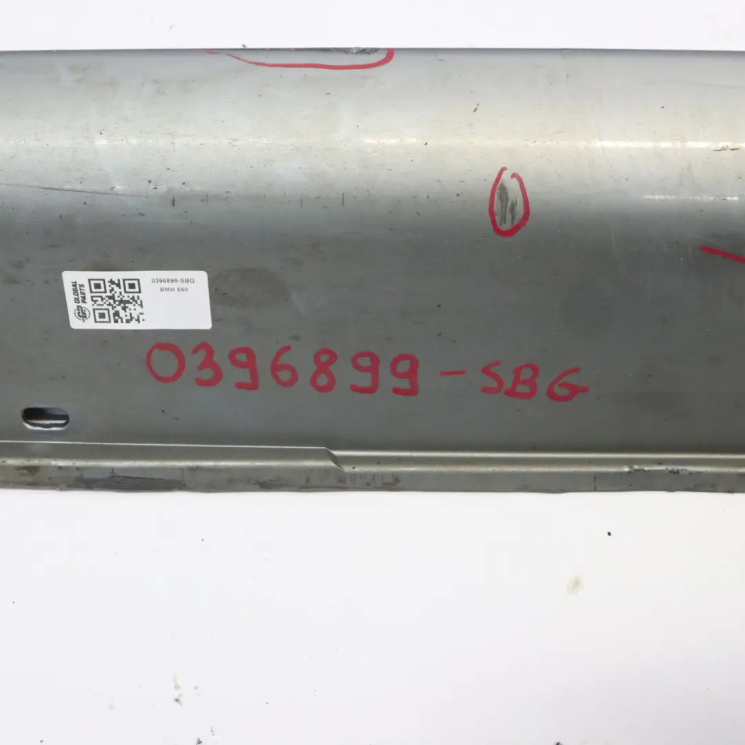 Cubre Umbral De Puerta Faldón Izquierdo Silbergrau - A08 para BMW E60 E61 M5 M Sport con número de pieza 0396899 BMW E60 E61 M5 M Sport Cubre Umbral De Puerta Faldón Izquierdo Silbergrau - A08 - SKU 0396899-SBG - Número de pieza 0396899