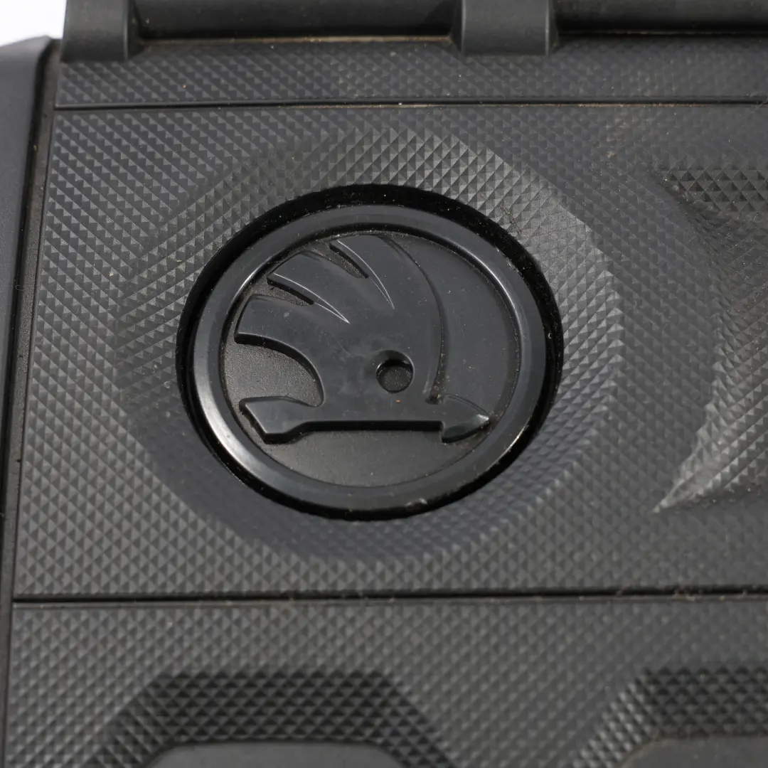 Pannello Copertura Superiore Isolamento per Skoda Octavia 5E TDI Diesel con numero di parte 04L103925N Skoda Octavia 5E TDI Diesel Pannello Copertura Superiore Isolamento - SKU 04L103925N - Numero di parte 04L103925N