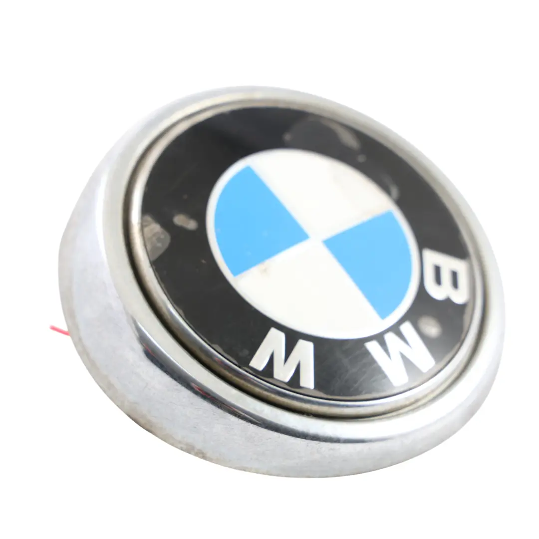 Znaczek Klapy Bagażnika do BMW E53 E65 E66 o numerze 1970248 BMW E53 E65 E66 Znaczek Klapy Bagażnika - SKU 1970248-2 - Numer Części 1970248
