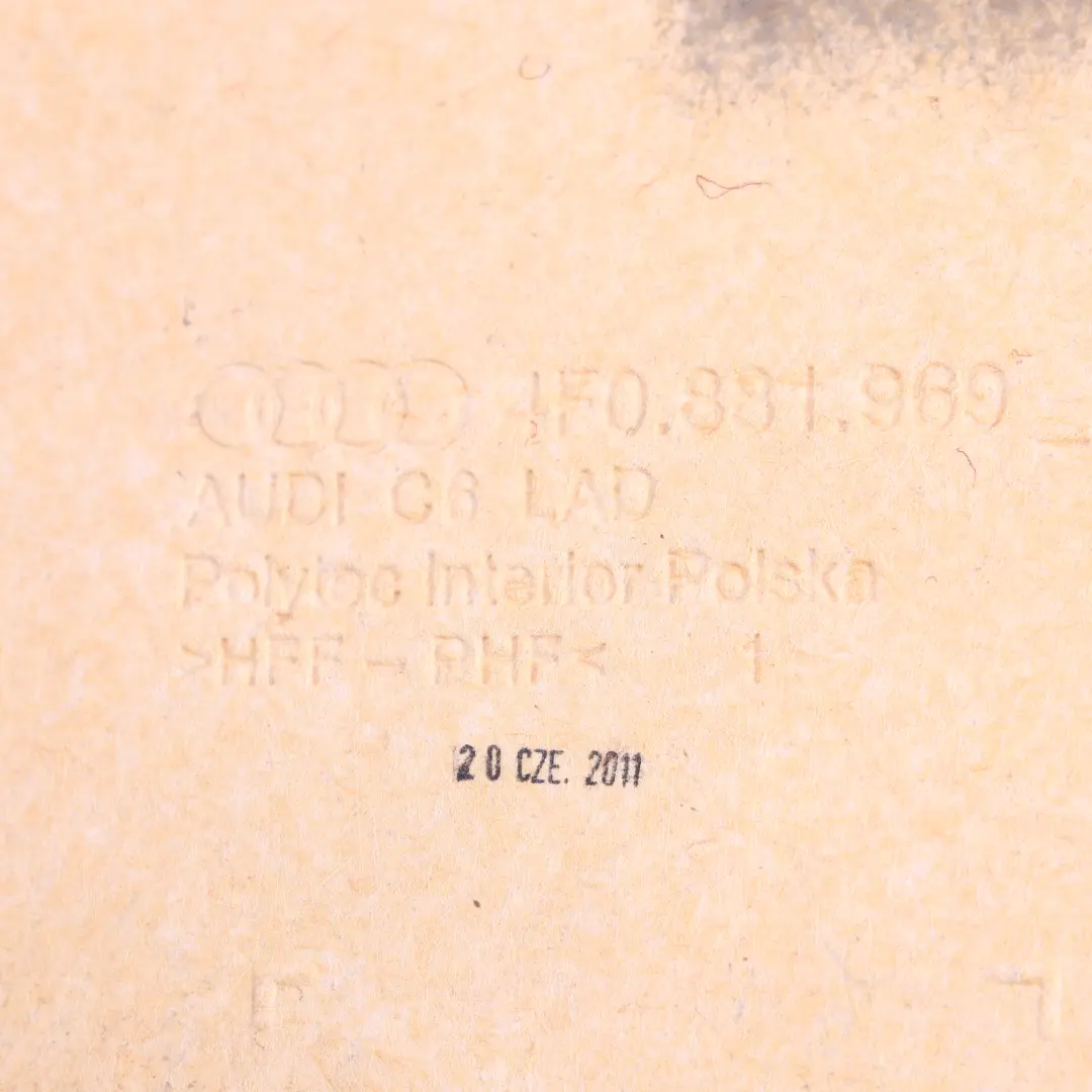 Cubre Respaldo Delantero Izquierdo Derecho Asiento Trasero Negro para Audi A3 8P con número de pieza 4F0881969B Audi A3 8P Cubre Respaldo Delantero Izquierdo Derecho Asiento Trasero Negro - SKU 4F0881969B - Número de pieza 4F0881969B