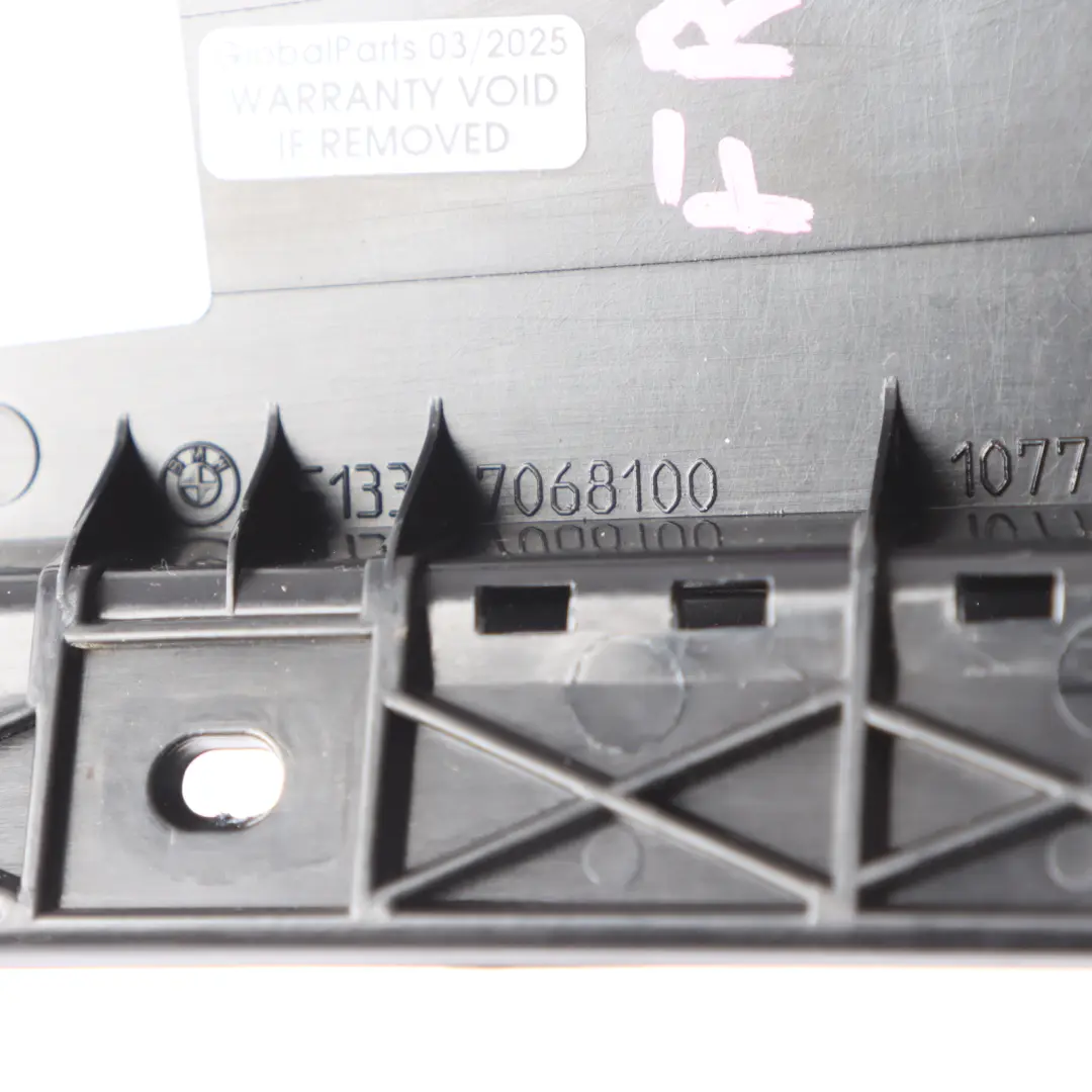 BMW E87 Acabado Marco Ventana Pilar B Tapa Puerta Delantera Derecha - SKU 7068100-1 - Número de pieza 7068100