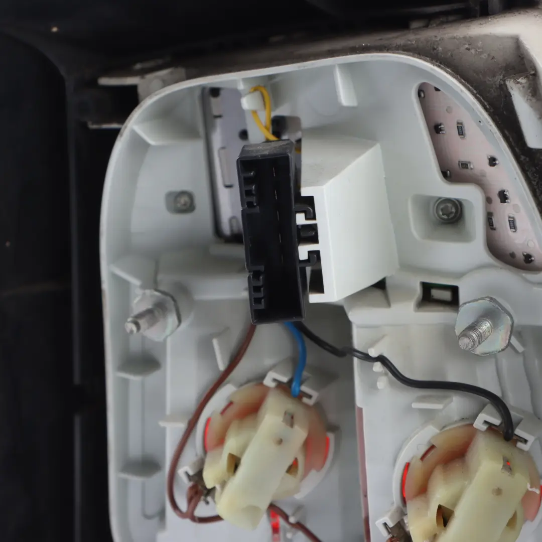 Luz Trasera Izquierda En Panel Lateral para BMW Serie 5 1 E61 LCI con número de pieza 7177693 BMW Serie 5 1 E61 LCI Luz Trasera Izquierda En Panel Lateral - SKU 7177693-1 - Número de pieza 7177693