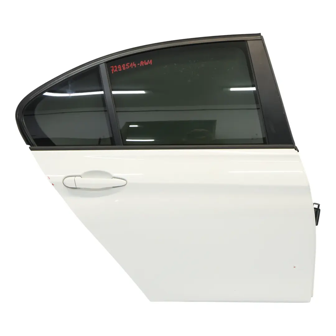 Porta posteriore destra Alpinweiss 3 Alpine White - 300 per BMW F30 con numero di parte 7298514 BMW F30 Porta posteriore destra Alpinweiss 3 Alpine White - 300 - SKU 7298514-AW1 - Numero di parte 7298514