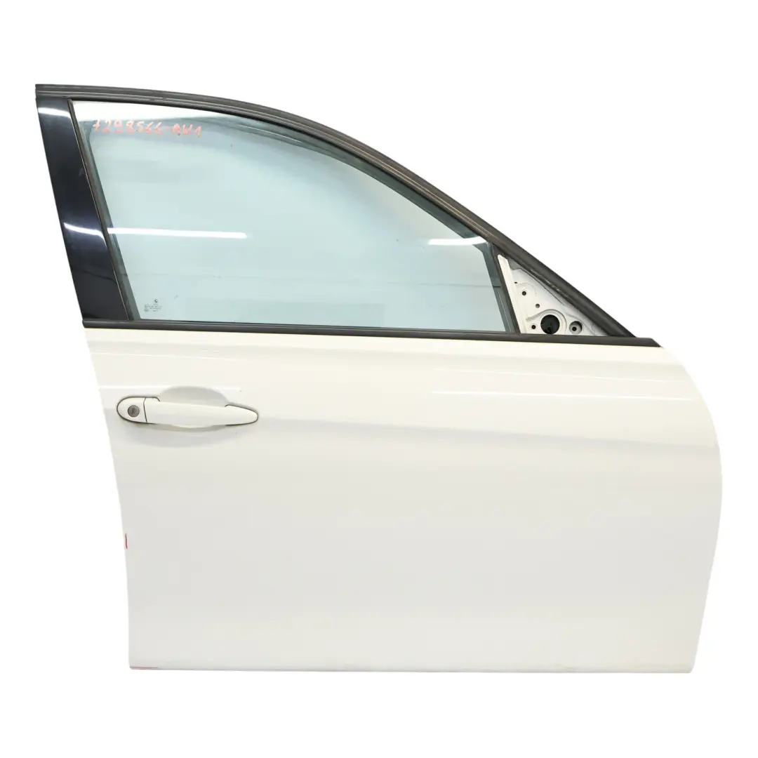 Puerta Delantera Derecha Alpinweiss Alpine White 3 - 300 para BMW F30 F31 con número de pieza 7298566 BMW F30 F31 Puerta Delantera Derecha Alpinweiss Alpine White 3 - 300 - SKU 7298566-AW1 - Número de pieza 7298566