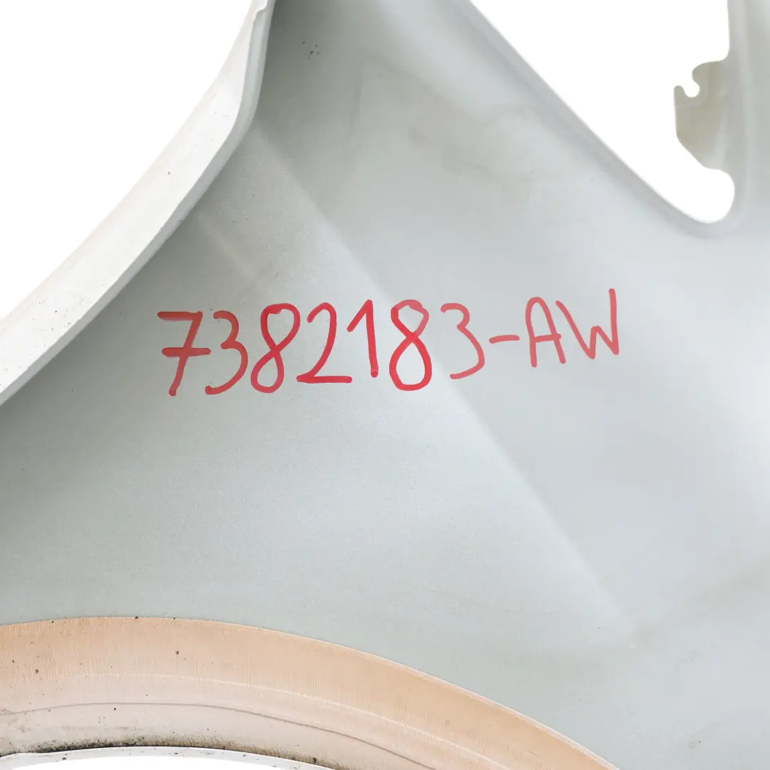 Pannello Alare Anteriore Sinistro Lato Parafango Alpinweiss 3 - 300 per BMW F45 con numero di parte 7248659 BMW F45 Pannello Alare Anteriore Sinistro Lato Parafango Alpinweiss 3 - 300 - SKU 7382183-AW - Numero di parte 7248659