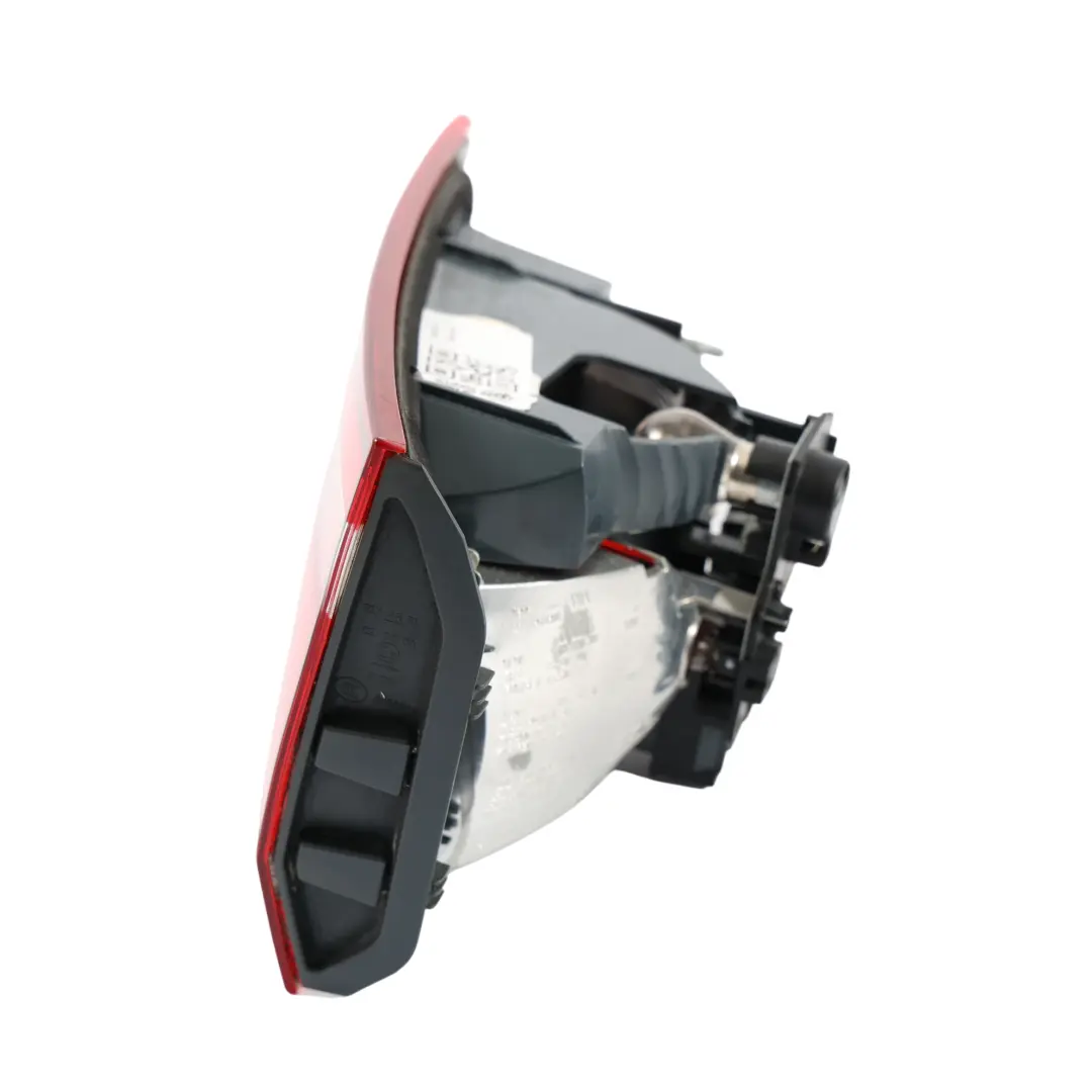 Lampa Wewnętrzna Klapy Bagażnika Tył Prawo do BMW F46 LCI o numerze 7461610 BMW F46 LCI Lampa Wewnętrzna Klapy Bagażnika Tył Prawo - SKU 7461610-1 - Numer Części 7461610