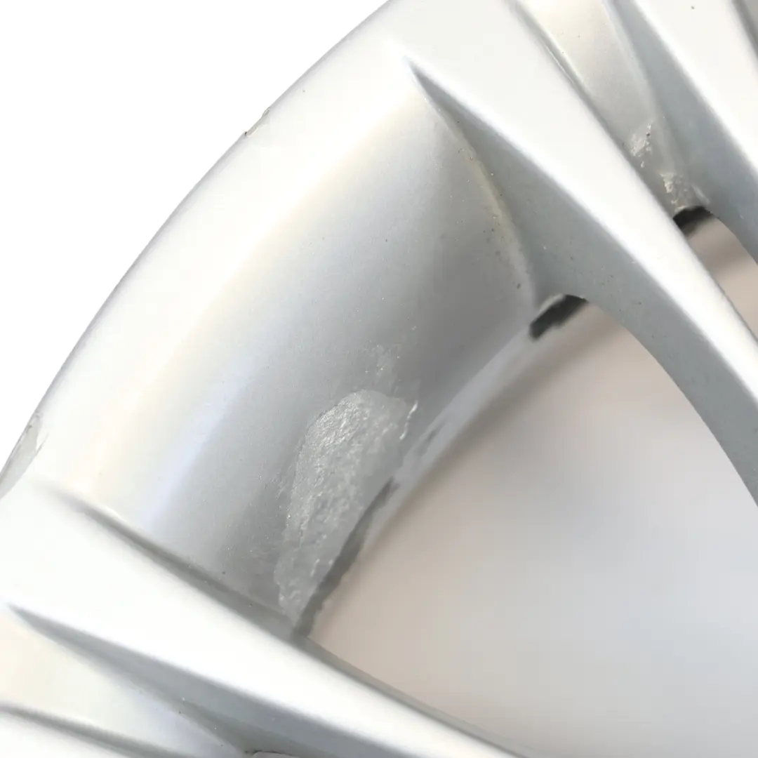 Srebrna Felga Aluminiowa 18" 8J ET:20 M Styling 135 do BMW E60 E61 o numerze 7905320 BMW E60 E61 Srebrna Felga Aluminiowa 18" 8J ET:20 M Styling 135 - SKU 7905320-7 - Numer Części 7905320