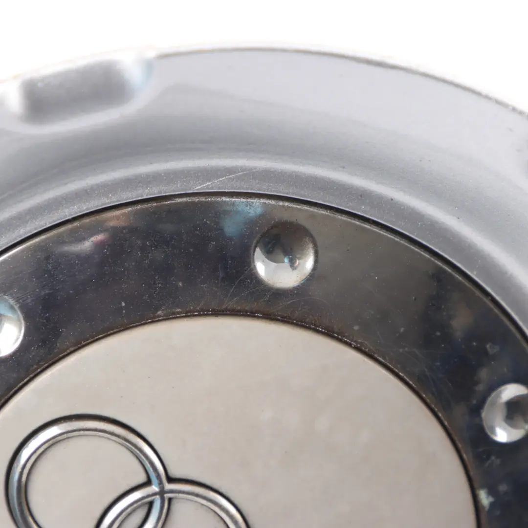 Osłona Piasty Koła Emblemat Dekielek Aluminiowy do Audi S4 B7 o numerze 8E0601165N Audi S4 B7 Osłona Piasty Koła Emblemat Dekielek Aluminiowy - SKU 8E0601165N - Numer Części 8E0601165N